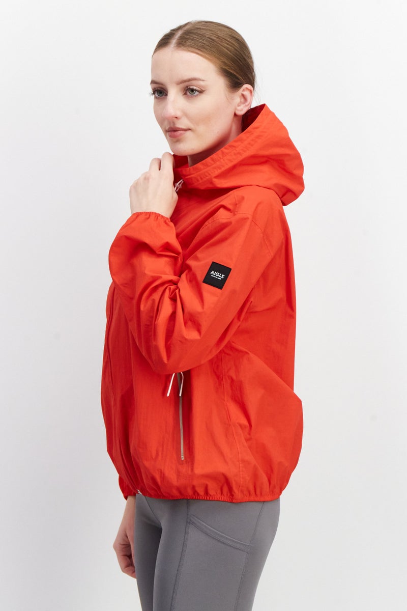 Aigle جاكيت واقي من الرياح بغطاء رأس للنساء بشعار العلامة التجارية مع أربطة، أحمر - Image 2